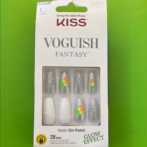 KISS Voguish Fantasy Glow Effect Nails